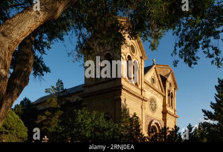 La basilique catholique Catherdral de Saint François d'Assisi a été construite par l'archevêque Juan Baptiste Lamy en 1869 - Santa Fe, Nouveau-Mexique Banque D'Images