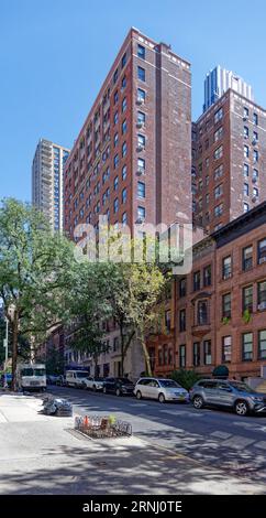 Upper West Side : Emery Roth a conçu l'ancien Hôtel Robert Fulton, aujourd'hui Parc Coliseum, un immeuble situé au 228 West 71st Street, construit en 1917. Banque D'Images