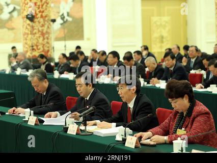(161224) -- BEIJING, 24 décembre 2016 -- Un législateur pose une question lors d'une réunion d'enquête conjointe de la 25e session du 12e Comité permanent du Congrès national populaire de Chine (NPC) à Beijing, capitale de la Chine, le 24 décembre 2016.) (zkr) CHINA-BEIJING-NPC-MEETING(CN) LiuxWeibing PUBLICATIONxNOTxINxCHN Beijing DEC 24 2016 un législateur pose une question LORS D'une réunion d'enquête conjointe de la 25e session du 12e Comité Thing du Congrès national des célébrités S de la Chine CNP à Beijing capitale de la Chine DEC 24 2016 CCR Chine Beijing NPC Réunion CN LiuxWeiPUBLICATIONxNOTxNOTxINxCHN Banque D'Images