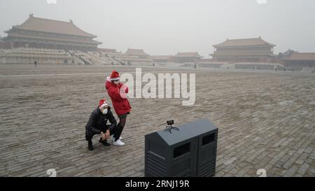 (161225) -- BEIJING, 25 décembre 2016 -- les touristes prennent des selfies dans la Cité interdite à Beijing, capitale de la Chine, 20 décembre 2016.) XINHUA PHOTO CHOIX HEBDOMADAIRES ShenxBohan PUBLICATIONxNOTxINxCHN Beijing DEC 25 2016 les touristes prennent des selfies dans la Cité interdite à Pékin capitale de la Chine DEC 20 2016 XINHUA photo choix hebdomadaires ShenxBohan PUBLICATIONxNOTxINxCHN Banque D'Images