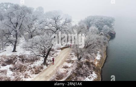 (161225) -- BEIJING, 25 décembre 2016 -- les touristes apprécient le paysage rime de la ville de Jilin, province de Jilin, dans le nord-est de la Chine, 19 décembre 2016.) XINHUA PHOTO CHOIX HEBDOMADAIRES XuxChang PUBLICATIONxNOTxINxCHN Beijing DEC 25 2016 les touristes apprécient le paysage rime dans la ville de Jilin Nord-est de la Chine S province de Jilin DEC 19 2016 XINHUA photo choix hebdomadaires XuxChang PUBLICATIONxNOTxINxCHN Banque D'Images