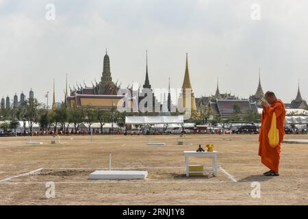 Un moine bouddhiste prend des photos avec son smartphone sur le site d'une cérémonie de pose des fondations pour le crématorium du défunt roi Bhumibol Adulyadej sur la place Sanam Luang à Bangkok, Thaïlande, le 26 décembre 2016. Les fondations d'un crématorium royal pour le défunt Roi Bhumibol Adulyadej de Thaïlande ont été posées au cours d'une cérémonie officielle tenue lundi sur la place Sanam Luang de Bangkok par le gouvernement thaïlandais. (Zjy) THAÏLANDE-BANGKOK-KING-BHUMIBOL-CRÉMATORIUM-FONDATION-CÉRÉMONIE LixMangmang PUBLICATIONxNOTxINxCHN un moine bouddhiste prend des photos avec son smartphone SUR le site d'une fondation posant CER Banque D'Images