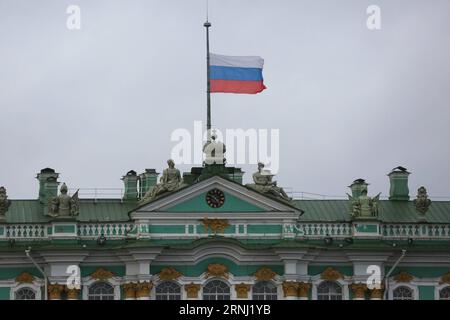 Drapeau national russe flotte en Berne au Palais d'hiver à St. Petersburg, Russie, 26 décembre 2016. Un avion militaire russe Tu-154 s'est écrasé dans la mer Noire dimanche, tuant probablement les 92 personnes à bord. Le président russe Vladimir Poutine a déclaré le 26 décembre un jour de deuil national et promis une enquête approfondie. (Zjy) RUSSIE-ST. PETERSBURG-DEUIL IrinaxMotina PUBLICATIONxNOTxINxCHN drapeau national russe VOLE EN Berne AU Palais d'hiver à Saint-Pétersbourg Russie DEC 26 2016 un avion militaire russe tu 154 s'est écrasé dans la mer Noire dimanche, probablement tuant tous les 9 Banque D'Images