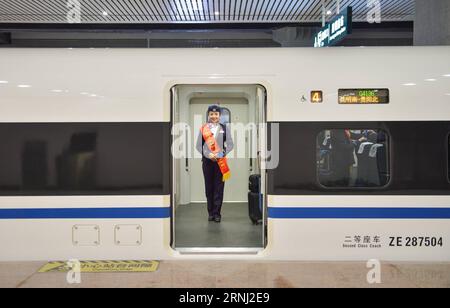 (161228) -- KUNMING, 28 décembre 2016 -- un accompagnateur accueille les passagers à la gare ferroviaire de Kunmingnan à Kunming, capitale de la province du Yunnan du sud-ouest de la Chine, 28 décembre 2016. Le tronçon Guiyang-Kunming de la ligne ferroviaire à grande vitesse Shanghai-Kunming a été mis en service mercredi, ce qui indique que toute la ligne ferroviaire à grande vitesse Shanghai-Kunming est pleinement opérationnelle. (Wyo) CHINA-KUNMING-HIGH-SPEED RAILWAY-OPERATION (CN) LixYan PUBLICATIONxNOTxINxCHN Kunming DEC 28 2016 pour accueillir les passagers À la gare de Kunming capitale du sud-ouest de la Chine S Yunnan province DEC 28 Banque D'Images