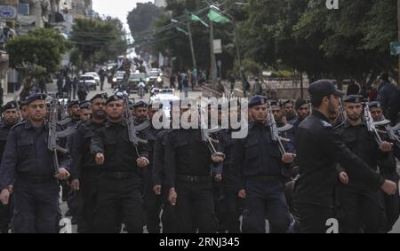 (161229) -- GAZA, 28 décembre 2016 -- les forces de sécurité palestiniennes tiennent leurs armes lors d'un défilé militaire marquant le 8e anniversaire de l'attaque israélienne contre la bande de Gaza en 2009, l'opération intitulée plomb durci dans la ville de Gaza, le 28 décembre 2016.) (Sxk) MIDEAST-GAZA-MILITARY-PARADE WissamxNassar PUBLICATIONxNOTxINxCHN Gaza DEC 28 2016 les forces de sécurité PALESTINIENNES tiennent leurs armes lors d'un défilé militaire marquant le 8e anniversaire de l'attaque israélienne SUR la bande de Gaza en 2009 l'opération appelée plomb durci dans la ville de Gaza LE 28 2016 déc sxk Mideast Gaza Parade militaire WissamxNassar PUBLICATIONxNOTxNassar Banque D'Images