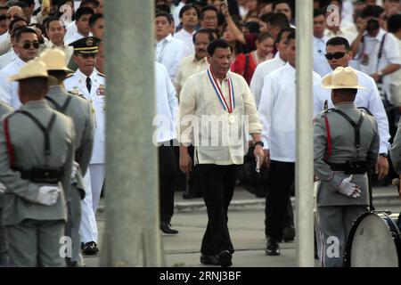 (161230) -- MANILLE, 30 décembre 2016 -- le président philippin Rodrigo Duterte (C) marche pour saluer les gardes d'honneur lors de la commémoration du 120e anniversaire de la mort du héros national philippin Jose Rizal à Manille, Philippines, le 30 décembre 2016. Le héros national philippin Jose Rizal, salué comme un grand patriote philippin, a été le précurseur du mouvement indépendantiste du pays. Il a été abattu par des colonialistes espagnols le 30 décembre 1896. (zy) PHILIPPINES-MANILLE-JOSE RIZAL-COMMÉMORATION RouellexUmali PUBLICATIONxNOTxINxCHN Manila DEC 30 2016 le président philippin Rodrigo Duterte C marche Banque D'Images