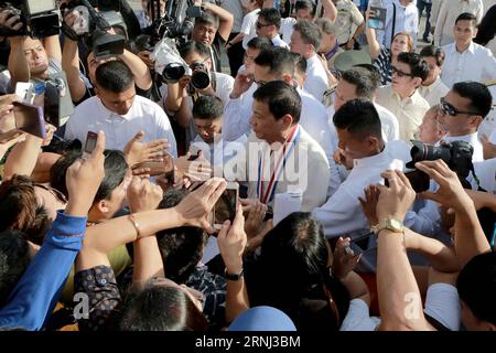 (161230) -- MANILLE, 30 décembre 2016 -- le président philippin Rodrigo Duterte (C) salue la foule lors de la commémoration du 120e anniversaire de la mort du héros national philippin Jose Rizal à Manille, Philippines, le 30 décembre 2016. Le héros national philippin Jose Rizal, salué comme un grand patriote philippin, a été le précurseur du mouvement indépendantiste du pays. Il a été abattu par des colonialistes espagnols le 30 décembre 1896. (zy) PHILIPPINES-MANILA-JOSE RIZAL-REMEMORATION RouellexUmali PUBLICATIONxNOTxINxCHN Manila DEC 30 2016 le président philippin Rodrigo Duterte C salue la foule dur Banque D'Images