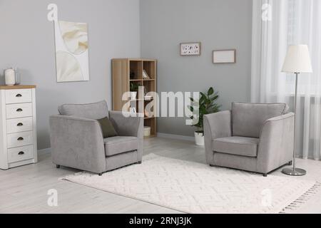 Salon élégant avec fauteuils moelleux. Décoration intérieure Banque D'Images