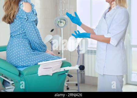 Femme ayant rendez-vous avec gynécologue en clinique. Consultation des patients Banque D'Images