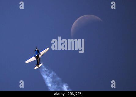 (170105) -- PÉKIN, 5 janvier 2017 -- Un avion vole lors d'un spectacle acrobatique à la 5e Conférence aérienne internationale de Shenyang Faku qui s'est tenue dans le comté de Faku de Shenyang, dans la province du Liaoning au nord-est de la Chine, le 27 août 2016.) (wx) XINHUA-2016 PHOTOS DE L'ANNÉE-CHINE (CN) YaoxJianfeng PUBLICATIONxNOTxINxCHN Pékin Jan 5 2017 un avion VOLE pendant au spectacle acrobatique À la 5e Conférence internationale de vol Shenyang Faku héros dans le comté de Faku de Shenyang Nord-est de la Chine S Liaoning province août 27 2016 wx XINHUA 2016 photos de l'année Chine CN YaoxJianfeng PUBLICATIONxNOTxINxCHN Banque D'Images