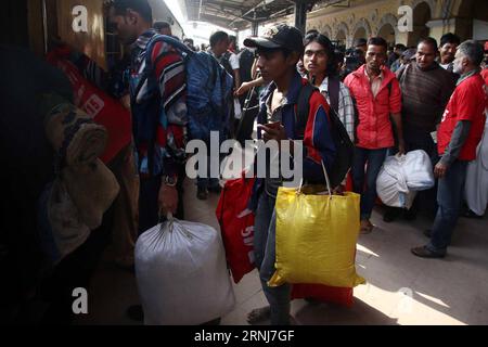 (170105) -- KARACHI, le 5 janvier 2017 -- des pêcheurs indiens libérés montent à bord d'un train à la gare de Karachi, ville portuaire du sud du Pakistan, le 5 janvier 2017. Le Pakistan a commencé à libérer 218 pêcheurs indiens jeudi, le deuxième geste de ce genre en un mois qui pourrait commencer à apaiser les tensions entre les voisins. PAKISTAN-KARACHI-INDIAN-FISHERMEN-RELEASE Arshad PUBLICATIONxNOTxINxCHN Karachi janvier 5 2017 publié Indian Fishermen Board a train À la gare dans le sud pakistanais Port City de Karachi LE 5 2017 janvier le Pakistan a commencé à libérer 218 pêcheurs indiens LE jeudi la deuxième recherche Banque D'Images