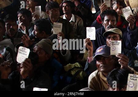 (170105) -- KARACHI, 5 janvier 2017 -- des pêcheurs indiens relâchés attendent à la gare de Karachi, ville portuaire du sud du Pakistan, le 5 janvier 2017.le Pakistan a commencé à libérer 218 pêcheurs indiens jeudi, le deuxième geste de ce genre en un mois qui pourrait commencer à apaiser les tensions entre les voisins.) PAKISTAN-KARACHI-INDIAN-FISHERMEN-RELEASE Arshad PUBLICATIONxNOTxINxCHN Karachi janvier 5 2017 libéré les pêcheurs indiens attendent À la gare dans le sud pakistanais de la ville portuaire de Karachi LE 5 2017 janvier le Pakistan a commencé à libérer 218 pêcheurs indiens jeudi le deuxième geste de recherche dans un Mont Banque D'Images