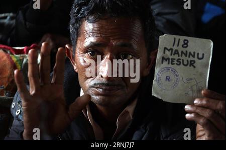 (170105) -- KARACHI, 5 janvier 2017 -- Un pêcheur indien libéré attend à la gare de Karachi, ville portuaire du sud du Pakistan, le 5 janvier 2017. Le Pakistan a commencé à libérer 218 pêcheurs indiens jeudi, le deuxième geste de ce genre en un mois qui pourrait commencer à apaiser les tensions entre les voisins. PAKISTAN-KARACHI-INDIAN-FISHERMEN-RELEASE Arshad PUBLICATIONxNOTxINxCHN Karachi Jan 5 2017 un pêcheur indien attend À la gare dans le sud pakistanais Port City de Karachi LE 5 2017 janvier le Pakistan a commencé à libérer 218 pêcheurs indiens jeudi le deuxième geste de recherche Banque D'Images