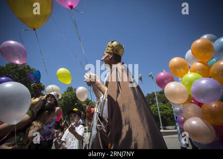BUENOS AIRES, le 5 janvier 2017 -- des artistes déguisés en trois sages livrent des ballons aux enfants, à Buenos Aires, Argentine, le 5 janvier 2017. Pour célébrer le festival traditionnel de l'Epiphanie le 6 janvier, la Chambre Argentine des jouets a envoyé de tels artistes autour de la ville pour recevoir des lettres d'enfants pour des figures religieuses appelées trois sages ou trois rois et leur présenter des cadeaux en retour.) (Zxj) ARGENTINE-BUENOS AIRES-EPIPHANIE-COMMÉMORATION MartinxZabala PUBLICATIONxNOTxINxCHN Buenos Aires Jan 5 2017 artistes déguisés en trois Sages livrent des ballons aux enfants Banque D'Images