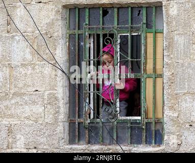 Bombenanschlag nahe Damaskus Un enfant se tient devant une fenêtre brisée par l’explosion d’une voiture piégée près du carrefour du village de Beit Jin près de la ville de sa sa dans la campagne de Damas, capitale de la Syrie, le 8 janvier 2017. Au moins cinq personnes ont été tuées et 15 autres blessées dimanche quand une voiture piégée a secoué ici, a rapporté l'agence de presse d'État SANA. SYRIE-DAMAS-CAMPAGNE-EXPLOSION D'UNE VOITURE PIÉGÉE AmmarxSafarjalany PUBLICATIONxNOTxINxCHN bombardement près de Damas un enfant se tient devant une fenêtre brisée par une explosion d'une voiture piégée près de la route transversale du village de Beit Jin près de Sat Sat Town dans la campagne Banque D'Images