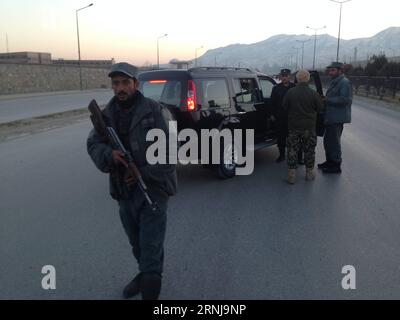 (170110) -- KABOUL, 10 janvier 2017 -- des policiers montent la garde près du site de l'explosion à Kaboul, capitale de l'Afghanistan, le 10 janvier 2017. Au moins 25 personnes ont été tuées et plusieurs autres blessées après deux explosions qui ont éclaté près d'un bureau du gouvernement le long d'une route achalandée dans la partie ouest de Kaboul mardi, a déclaré la police. (Sxk) AFGHANISTAN-KABOUL-BLAST RahmatxAlizadah PUBLICATIONxNOTxINxCHN Kaboul Jan 10 2017 des policiers dressent la garde près du site de Blast à Kaboul capitale de l'Afghanistan Jan 10 2017 au moins 25 célébrités ont été TUÉES et plusieurs autres blessées après deux explosions près d'un gouvernement Banque D'Images