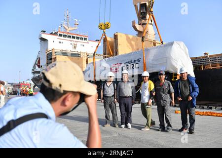 (170111) -- MOMBASA (KENYA), 11 janvier 2017 -- des ouvriers chinois du projet de chemin de fer à écartement standard posent pour des photos lors du déchargement du premier lot de locomotives pour le chemin de fer à écartement standard Mombasa-Nairobi à Mombasa, Kenya, le 9 janvier 2017. Le Kenya a reçu six locomotives de la Chine, qui circuleront sur un chemin de fer à écartement standard financé par la Chine, qui devrait commencer à fonctionner à titre expérimental en juin. KENYA-MOMBASSA-TRAIN À ÉCARTEMENT STANDARD-CHINE-LOCOMOTIVES SunxRuibo PUBLICATIONxNOTxINxCHN 170111 Mombasa Kenya Jan 11 2017 les travailleurs chinois du projet de chemin de fer à écartement standard posent pour photos dur Banque D'Images