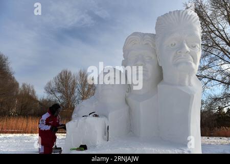 (170112) -- HARBIN, 12 janvier 2017 -- Un participant crée des sculptures de neige au 22e Concours international de sculptures de neige Harbin à Sun Island Parc de l'exposition internationale de sculptures de neige à Harbin, capitale de la province du Heilongjiang du nord-est de la Chine, le 12 janvier 2017.) (Lb) CHINA-HARBIN-SNOW SCULPTURE-COMPETITION (CN) WangxJianwei PUBLICATIONxNOTxINxCHN 170112 Harbin Jan 12 2017 un participant crée des sculptures de neige AU 22e Concours international de sculpture de neige Harbin au Sun Iceland International Sculpture Art EXPO Park à Harbin capitale du nord-est de la Chine S Heilongjiang Provin Banque D'Images