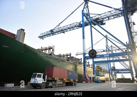 (170113) -- MOMBASA, 13 janvier 2017-- la photo prise le 9 janvier 2017 montre le 19e poste d amarrage du plus grand port d Afrique de l est, Mombasa Port à Mombasa, au Kenya. Étant le plus grand port d Afrique de l est, le port de Mombasa sert de plaque tournante logistique importante dans la région, transportant des conteneurs vers la Tanzanie, l Ouganda, le Soudan du Sud, le Rwanda, le Burundi et etc La Chine a contribué à son 19e projet d agrandissement du poste d amarrage qui a considérablement amélioré l efficacité opérationnelle du port. Avec le chemin de fer à voie standard en cours de construction qui reliera le port de Mombasa à Nairobi, la capitale du Kenya, le port contribuera au développement de l éco Banque D'Images