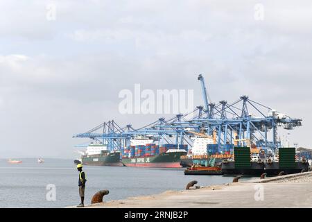 (170113) -- MOMBASA, 13 janvier 2017 -- une photo prise le 9 janvier 2017 montre le plus grand port de Mombasa en Afrique de l est, à Mombasa, au Kenya. Étant le plus grand port d Afrique de l est, le port de Mombasa sert de plaque tournante logistique importante dans la région, transportant des conteneurs vers la Tanzanie, l Ouganda, le Soudan du Sud, le Rwanda, le Burundi et etc La Chine a contribué à son 19e projet d agrandissement du poste d amarrage qui a considérablement amélioré l efficacité opérationnelle du port. Avec le chemin de fer à voie standard en cours de construction qui reliera le port de Mombasa à Nairobi, la capitale du Kenya, le port aidera à développer l économie de ce pays Banque D'Images