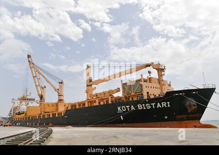 (170113) -- MOMBASA, 13 janvier 2017 -- les travailleurs déchargent le premier lot de locomotives du chemin de fer à voie standard au port de Mombasa, à Mombasa, au Kenya, le 9 janvier 2017. Étant le plus grand port d Afrique de l est, le port de Mombasa sert de plaque tournante logistique importante dans la région, transportant des conteneurs vers la Tanzanie, l Ouganda, le Soudan du Sud, le Rwanda, le Burundi et etc La Chine a contribué à son 19e projet d agrandissement du poste d amarrage qui a considérablement amélioré l efficacité opérationnelle du port. Avec le chemin de fer à voie standard en cours de construction qui reliera le port de Mombasa à Nairobi, la capitale du Kenya, le port aidera Banque D'Images