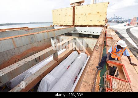 (170113) -- MOMBASA, 13 janvier 2017 -- les travailleurs attendent de décharger le premier lot de locomotives du chemin de fer à voie standard au port de Mombasa à Mombasa, Kenya, le 9 janvier 2017. Étant le plus grand port d Afrique de l est, le port de Mombasa sert de plaque tournante logistique importante dans la région, transportant des conteneurs vers la Tanzanie, l Ouganda, le Soudan du Sud, le Rwanda, le Burundi et etc La Chine a contribué à son 19e projet d agrandissement du poste d amarrage qui a considérablement amélioré l efficacité opérationnelle du port. Avec le chemin de fer à voie standard en construction qui reliera le port de Mombasa à Nairobi, la capitale du Kenya, le port WIL Banque D'Images