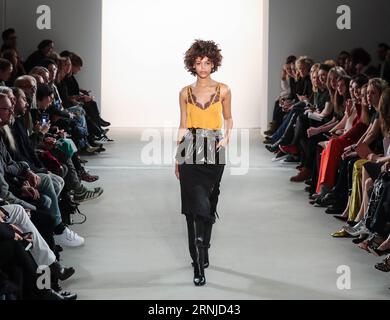 (170117) -- BERLIN, 17 janvier 2017 -- Un mannequin expose une création de la dissidente allemande Dorothee Schumacher lors de la Fashion week de Berlin à Berlin, Allemagne, le 17 janvier 2017.) (wtc) ALLEMAGNE-BERLIN-FASHION WEEK-DOROTHEE SCHUMACHER ShanxYuqi PUBLICATIONxNOTxINxCHN Berlin Jan 17 2017 un modèle affiche une création de l'enseigne allemande Dorothee Schumacher pendant la semaine de la mode de Berlin à Berlin Allemagne LE 17 2017 janvier WTC Allemagne Berlin Fashion week Dorothee Schumacher PUBLICATIONxNOTxINxCHN Banque D'Images