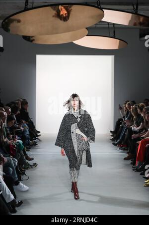 (170117) -- BERLIN, 17 janvier 2017 -- Un mannequin expose une création de la dissidente allemande Dorothee Schumacher lors de la Fashion week de Berlin à Berlin, Allemagne, le 17 janvier 2017.) (wtc) ALLEMAGNE-BERLIN-FASHION WEEK-DOROTHEE SCHUMACHER ShanxYuqi PUBLICATIONxNOTxINxCHN Berlin Jan 17 2017 un modèle affiche une création de l'enseigne allemande Dorothee Schumacher pendant la semaine de la mode de Berlin à Berlin Allemagne LE 17 2017 janvier WTC Allemagne Berlin Fashion week Dorothee Schumacher PUBLICATIONxNOTxINxCHN Banque D'Images