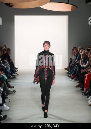 (170117) -- BERLIN, 17 janvier 2017 -- Un mannequin expose une création de la dissidente allemande Dorothee Schumacher lors de la Fashion week de Berlin à Berlin, Allemagne, le 17 janvier 2017.) (wtc) ALLEMAGNE-BERLIN-FASHION WEEK-DOROTHEE SCHUMACHER ShanxYuqi PUBLICATIONxNOTxINxCHN Berlin Jan 17 2017 un modèle affiche une création de l'enseigne allemande Dorothee Schumacher pendant la semaine de la mode de Berlin à Berlin Allemagne LE 17 2017 janvier WTC Allemagne Berlin Fashion week Dorothee Schumacher PUBLICATIONxNOTxINxCHN Banque D'Images