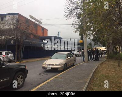 (170118) -- MONTERREY (MEXIQUE), 18 janvier 2017 -- des gens se rassemblent devant l'American School of the Northeast, où une fusillade a eu lieu, à Monterrey, dans l'État de Nuevo Leon, au Mexique, le 18 janvier, 2017. au moins cinq personnes, dont quatre adolescents et un enseignant, ont été grièvement blessées mercredi matin, après qu ' un élève ait ouvert le feu dans sa classe à l ' école privée.) MEXICO-MONTERREY-SCHOOL-SHOOTING ABCxNewspaper PUBLICATIONxNOTxINxCHN Monterrey Mexique Jan 18 2017 célébrités se rassemblent devant l'école américaine du Nord-est où une fusillade a eu lieu à Monterrey Nuevo Leon State Mexico O. Banque D'Images