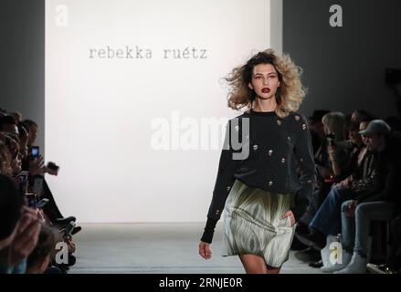 (170119) -- BERLIN, le 18 janvier 2017 -- Un modèle présente une création de la créatrice autrichienne Rebekka Ruetz lors de la Mercedes-Benz Fashion week Berlin automne/hiver 2017 à Berlin, Allemagne, le 18 janvier 2017.) ALLEMAGNE-BERLIN-FASHION WEEK-REBEKKA RUETZ ShanxYuqi PUBLICATIONxNOTxINxCHN Berlin Jan 18 2017 un modèle affiche une création de designers autrichiens Rebekka Ruetz pendant la Mercedes Benz Fashion week Berlin automne hiver 2017 à Berlin Allemagne LE 18 2017 janvier Allemagne Berlin Fashion week Rebekka Ruetz PUBLICATIONxNOTxINxCHN Banque D'Images