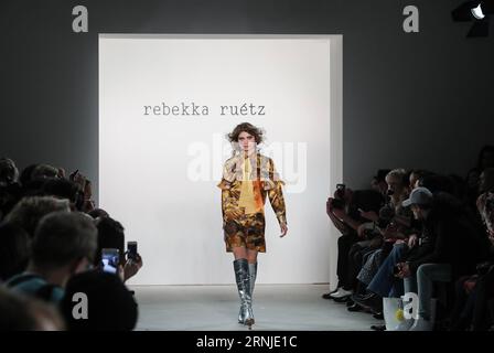 (170119) -- BERLIN, le 18 janvier 2017 -- Un modèle présente une création de la créatrice autrichienne Rebekka Ruetz lors de la Mercedes-Benz Fashion week Berlin automne/hiver 2017 à Berlin, Allemagne, le 18 janvier 2017.) ALLEMAGNE-BERLIN-FASHION WEEK-REBEKKA RUETZ ShanxYuqi PUBLICATIONxNOTxINxCHN Berlin Jan 18 2017 un modèle affiche une création de designers autrichiens Rebekka Ruetz pendant la Mercedes Benz Fashion week Berlin automne hiver 2017 à Berlin Allemagne LE 18 2017 janvier Allemagne Berlin Fashion week Rebekka Ruetz PUBLICATIONxNOTxINxCHN Banque D'Images
