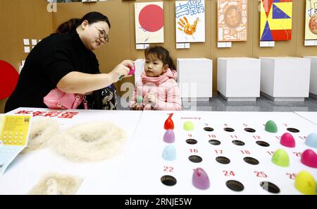 (170119) -- SHANGHAI, 19 janvier 2017 -- Wang Ziyu, une fillette de cinq ans, peint des œufs du nouvel an dans l'exposition préliminaire de galliformes au Musée des sciences et de la technologie de Shanghai, dans l'est de la Chine, le 19 janvier 2017. L'exposition officielle aura lieu du 20 janvier au 1 mai. ) (lx) CHINA-SHANGHAI-GALLIFORMES EXHIBITION (CN) FangxZhe PUBLICATIONxNOTxINxCHN Shanghai Jan 19 2017 Five Year Old Girl Wang peint les œufs du nouvel an dans la Prévisualisation exposition de Galliformes AU Musée des sciences et de la technologie de Shanghai à Shanghai Chine orientale Jan 19 2017 l'exposition officielle sera héros du 20 janvier au Banque D'Images