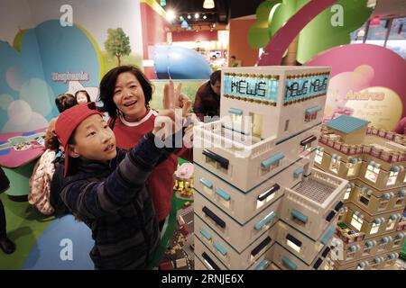 (170119) -- SHANGHAI, 19 janvier 2017 -- des enfants et des bénévoles comptent le numéro d'étage d'une maquette architecturale au centre de découverte LEGOLAND à Shanghai, dans l'est de la Chine, le 19 janvier 2017. Au total, 30 enfants du centre de protection de l ' enfance de Shanghai ont visité le Centre de découverte LEGOLAND de Shanghai, accompagnés de bénévoles, avant les prochaines vacances du Festival du printemps. (kn) CHINA-SHANGHAI-SPRING FESTIVAL-CHILDREN (CN) GaoxFeng PUBLICATIONxNOTxINxCHN Shanghai Jan 19 2017 les enfants et les volontaires comptent le numéro d'étage de modèle architectural AU Legoland Discovery Center à Shanghai East China Jan 19 201 Banque D'Images