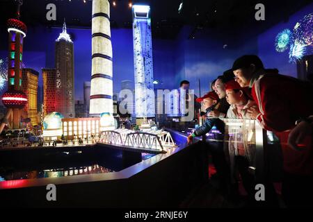 (170119) -- SHANGHAI, 19 janvier 2017 -- des enfants voient des maquettes architecturales au centre de découverte LEGOLAND à Shanghai, dans l'est de la Chine, le 19 janvier 2017. Au total, 30 enfants du centre de protection de l ' enfance de Shanghai ont visité le Centre de découverte LEGOLAND de Shanghai, accompagnés de bénévoles, avant les prochaines vacances du Festival du printemps. (kn) CHINA-SHANGHAI-SPRING FESTIVAL-CHILDREN (CN) GaoxFeng PUBLICATIONxNOTxINxCHN Shanghai Jan 19 2017 enfants Voir des modèles architecturaux AU Legoland Discovery Center à Shanghai East China Jan 19 2017 un total de 30 enfants du Shanghai Children Welfare Center ont visité Shang Banque D'Images