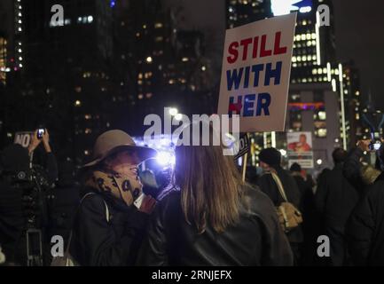 (170120) -- NEW YORK, 19 janvier 2017 -- des gens prennent part à une manifestation de pré-investiture contre le président élu des États-Unis Donald Trump à New York le 19 janvier 2017. Donald Trump prêtera serment en tant que nouveau président américain à Washington D.C. vendredi. ) (djj) États-Unis-NEW YORK-DONALD TRUMP-PROTEST WangxYing PUBLICATIONxNOTxINxCHN New York Jan 19 2017 célébrités prennent part à une manifestation de pré-inauguration contre le président élu des États-Unis Donald Trump à New York Jan 19 2017 Donald Trump prêtera serment en tant que nouveau président des États-Unis à Washington DC vendredi djj U S New York Donald Trump Banque D'Images