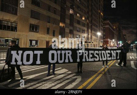 (170120) -- NEW YORK, 19 janvier 2017 -- des gens prennent part à une manifestation de pré-investiture contre le président élu des États-Unis Donald Trump à New York le 19 janvier 2017. Donald Trump prêtera serment en tant que nouveau président américain à Washington D.C. vendredi. ) (djj) États-Unis-NEW YORK-DONALD TRUMP-PROTEST WangxYing PUBLICATIONxNOTxINxCHN New York Jan 19 2017 célébrités prennent part à une manifestation de pré-inauguration contre le président élu des États-Unis Donald Trump à New York Jan 19 2017 Donald Trump prêtera serment en tant que nouveau président des États-Unis à Washington DC vendredi djj U S New York Donald Trump Banque D'Images