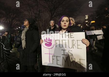 (170120) -- NEW YORK, 19 janvier 2017 -- des gens prennent part à une manifestation de pré-investiture contre le président élu des États-Unis Donald Trump à New York le 19 janvier 2017. Donald Trump prêtera serment en tant que nouveau président américain à Washington D.C. vendredi. ) (djj) États-Unis-NEW YORK-DONALD TRUMP-PROTEST WangxYing PUBLICATIONxNOTxINxCHN New York Jan 19 2017 célébrités prennent part à une manifestation de pré-inauguration contre le président élu des États-Unis Donald Trump à New York Jan 19 2017 Donald Trump prêtera serment en tant que nouveau président des États-Unis à Washington DC vendredi djj U S New York Donald Trump Banque D'Images