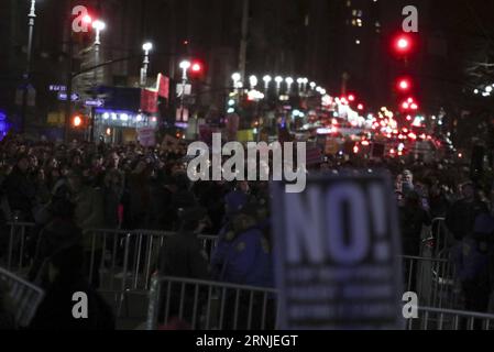 (170120) -- NEW YORK, 19 janvier 2017 -- des gens prennent part à une manifestation de pré-investiture contre le président élu des États-Unis Donald Trump à New York le 19 janvier 2017. Donald Trump prêtera serment en tant que nouveau président américain à Washington D.C. vendredi. ) (djj) États-Unis-NEW YORK-DONALD TRUMP-PROTEST WangxYing PUBLICATIONxNOTxINxCHN New York Jan 19 2017 célébrités prennent part à une manifestation de pré-inauguration contre le président élu des États-Unis Donald Trump à New York Jan 19 2017 Donald Trump prêtera serment en tant que nouveau président des États-Unis à Washington DC vendredi djj U S New York Donald Trump Banque D'Images