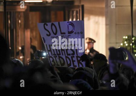 (170120) -- NEW YORK, 19 janvier 2017 -- des gens prennent part à une manifestation de pré-investiture contre le président élu des États-Unis Donald Trump à New York le 19 janvier 2017. Donald Trump prêtera serment en tant que nouveau président américain à Washington D.C. vendredi. ) (djj) États-Unis-NEW YORK-DONALD TRUMP-PROTEST WangxYing PUBLICATIONxNOTxINxCHN New York Jan 19 2017 célébrités prennent part à une manifestation de pré-inauguration contre le président élu des États-Unis Donald Trump à New York Jan 19 2017 Donald Trump prêtera serment en tant que nouveau président des États-Unis à Washington DC vendredi djj U S New York Donald Trump Banque D'Images