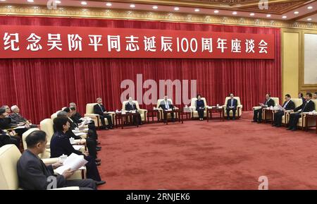 (170120) -- BEIJING, le 20 janvier 2017 -- Zhang Dejiang, président du Comité permanent de l'Assemblée populaire nationale, assiste à un séminaire pour commémorer le 100e anniversaire de la naissance de Wu Jieping, un scientifique médical chinois bien connu, à Beijing, capitale de la Chine, le 20 janvier 2017. Zhang a rencontré les proches de Wu avant le séminaire. ) (Zyd) CHINA-BEIJING-WU JIEPING-100E ANNIVERSAIRE DE NAISSANCE-SÉMINAIRE (CN) GaoxJie PUBLICATIONxNOTxINxCHN Beijing Jan 20 2017 Zhang Dejiang Président du Comité Thing du Congrès national des célébrités participe à un séminaire pour commémorer la 100e année Banque D'Images