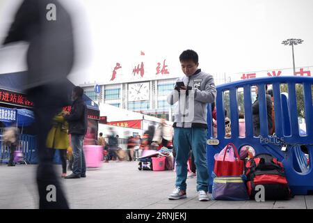 (170120) -- GUANGZHOU, 20 janvier 2017 -- Shi Xin attend de monter à bord d'un train à la gare de Guangzhou, capitale de la province du Guangdong du sud de la Chine, le 18 janvier 2017. L'esprit le plus important du nouvel an chinois, ou festival du printemps, est la réunion de famille. C est pourquoi Shi Xin, un travailleur migrant de 33 ans, originaire du village de Liudou de Xiangxi Tujia et de la préfecture autonome de Miao, dans la province du Hunan du centre de la Chine, et qui travaille à Guangzhou, a passé un voyage lassé de 24 heures en rentrant chez lui, mais il en vaut toujours la peine. (wx) CHINA-SPRING FESTIVAL-A LONG WAY HOME (CN) LiangxXu PUBLICATIONxNOTxINxCHN Guangzhou Jan Banque D'Images