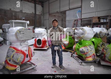 (170120) -- GUANGZHOU, 20 janvier 2017 -- Shi Xin pose pour une photo dans son usine de Guangzhou, capitale de la province du Guangdong du sud de la Chine, le 16 janvier 2017. L'esprit le plus important du nouvel an chinois, ou festival du printemps, est la réunion de famille. C est pourquoi Shi Xin, un travailleur migrant de 33 ans, originaire du village de Liudou de Xiangxi Tujia et de la préfecture autonome de Miao, dans la province du Hunan du centre de la Chine, et qui travaille à Guangzhou, a passé un voyage lassé de 24 heures en rentrant chez lui, mais il en vaut toujours la peine. (wx) CHINA-SPRING FESTIVAL-A LONG WAY HOME (CN) LiangxXu PUBLICATIONxNOTxINxCHN Guangzhou janvier 20 2017 Banque D'Images