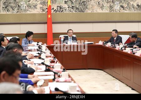 (170120) -- BEIJING, 20 janvier 2017 -- le Premier ministre chinois Li Keqiang préside un séminaire pour solliciter les opinions des représentants des partis non communistes, de la Fédération chinoise de l'industrie et du commerce, et des personnes sans affiliation politique sur le projet de rapport de travail du gouvernement à Beijing, capitale de la Chine, le 19 janvier 2017. Le vice-premier ministre chinois Zhang Gaoli a également assisté au séminaire. (Wyo) CHINA-BEIJING-LI KEQIANG-SEMINAR (CN) MaxZhancheng PUBLICATIONxNOTxINxCHN Beijing Jan 20 2017 le Premier ministre chinois a quitté Keqiang President pour un séminaire pour solliciter les opinions des représentants du P non communiste Banque D'Images