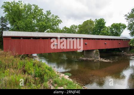 Pont # 35-55-01 Construit en 1860, le pont historique, peint dans le rouge traditionnel, était autrefois le deuxième plus long de son genre dans l'Ohio, et est toujours t Banque D'Images