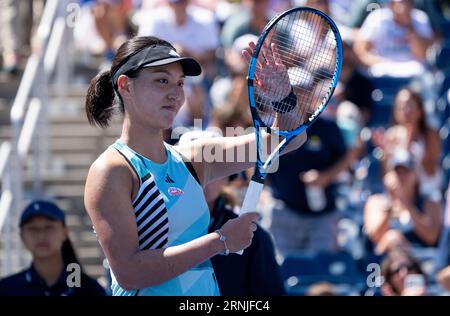 New York, États-Unis. 1 septembre 2023. Wang Xinyu, de Chine, célèbre après avoir remporté le match de troisième tour en simple féminin contre Anna Karolina Schmiedlova, de Slovaquie, aux championnats de tennis US Open 2023 à New York, aux États-Unis, le 1 septembre 2023. Crédit : Liu Jie/Xinhua/Alamy Live News Banque D'Images