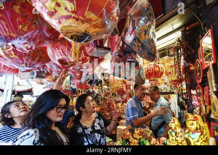 (170122) -- BANGKOK, 22 janvier 2017 -- les clients regardent des objets décoratifs pour le nouvel an lunaire chinois à venir dans une boutique du Chinatown de Bangkok, Thaïlande, le 22 janvier 2017. Les ventes de décorations festives dans le Chinatown de Bangkok ont augmenté à la veille du nouvel an lunaire chinois, qui tombe le 28 janvier 2017. (zw) THAÏLANDE-BANGKOK-CHINATOWN-LUNAR NOUVEL AN-DÉCORATION-VENTES LixMangmang PUBLICATIONxNOTxINxCHN Bangkok Jan 22 2017 les clients regardent DES articles décoratifs pour le nouvel an lunaire chinois À un magasin dans la ville chinoise de Bangkok Thai pays Jan 22 2017 ventes de Festi Banque D'Images