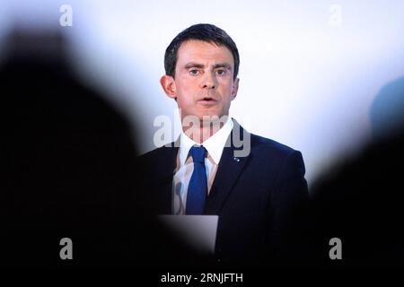 (170122) -- PARIS, 22 janvier 2017 -- l'ancien Premier ministre français Manuel Valls prononce un discours à l'issue du premier tour de la primaire de gauche française pour l'élection présidentielle à Paris, France, le 22 janvier 2017. L’ex-ministre de l’éducation Benoit Hamon est arrivé dimanche en tête sur sept candidats au premier tour de la primaire de gauche française pour choisir une élection présidentielle, ont montré des résultats partiels. Premiers résultats basés sur 3 090 bureaux de vote sur un total de 7 534, Hamon a été vu recueillir 35,21 pour cent des voix, faisant une avance à l'ancien Premier ministre français Manuel Valls de 31,56 pour cent. FRANCE-PARI Banque D'Images