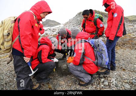 ANTARCTIQUE, les scientifiques effectuent des recherches sur le terrain sur l’île du Roi George alors qu’ils débarquaient du navire de recherche chinois Haiyang Liuhao, également connu sous le nom d’Ocean No 6, sur l’Antarctique, le 22 janvier 2017. C'était le début de l'expédition à terre du navire de recherche. Haiyang Liuhao a mis les voiles le 2016 juillet vers l'océan Pacifique et l'Antarctique pour une expédition de 60 000 km et devrait revenir à la mi-avril 2017. L'expédition aura trois tâches. Il servira de ressource marine et procédera à une évaluation de l ' environnement dans le Pacifique occidental conformément à un contrat passé avec l ' Autorité internationale des fonds marins. IT W Banque D'Images