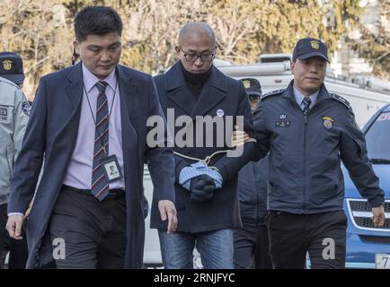 Südkorea : Anhörungen im Amtsenthebungsverfahren gegen Park Geun-hye (170123) -- SÉOUL, le 23 janvier 2017 -- le directeur commercial de la télévision Cha Eun-taek (C) arrive au tribunal pour témoigner à l'audience du procès de destitution du président Park Geun-hye à Séoul, Corée du Sud, le 23 janvier 2017. Cha Eun-taek est connu comme un proche associé de Choi Soon-sil, grill President Park s confidente de longue date. (Zhf) CORÉE DU SUD-SEOUL-COURT-CHA EUN-TAEK LeexSang-ho PUBLICATIONxNOTxINxCHN Corée du Sud audiences de destitution contre Park Geun hye Séoul janvier 23 2017 le directeur commercial de la télévision Cha Eun taek C arrive au Banque D'Images